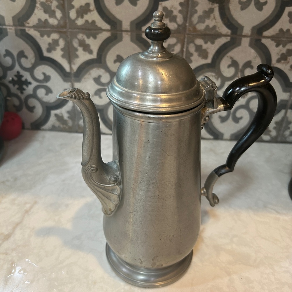 VINTAGE ONEIDA HEIRLOOM PEWTER TEAPOT- RARE & COLLECTIBLE